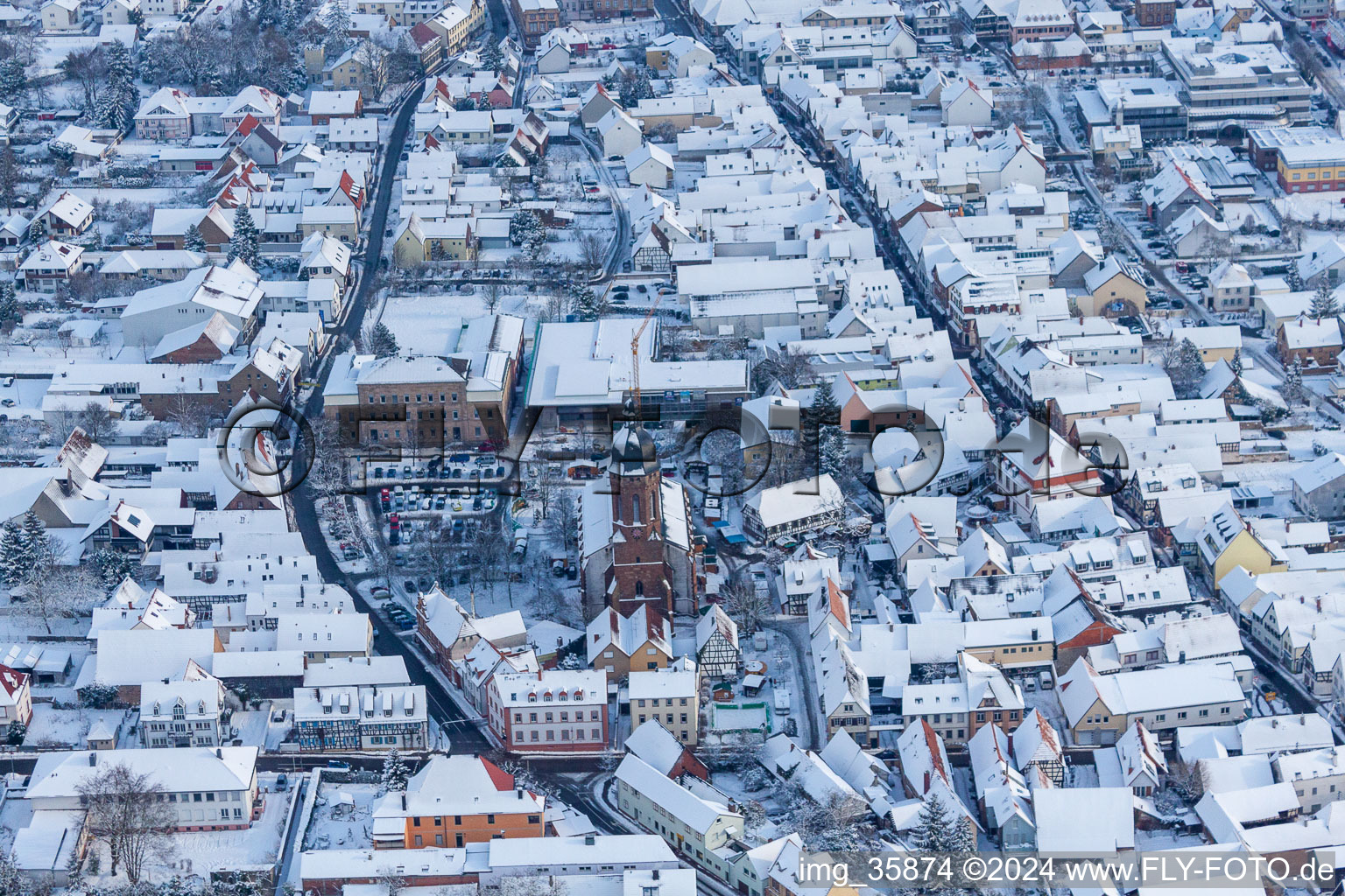 Photographie aérienne de Marché de Noël à Plätzl et autour de l'église Saint-Georges à Kandel dans le département Rhénanie-Palatinat, Allemagne