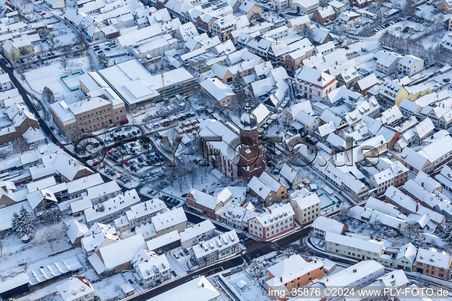 Vue oblique de Marché de Noël à Plätzl et autour de l'église Saint-Georges à Kandel dans le département Rhénanie-Palatinat, Allemagne