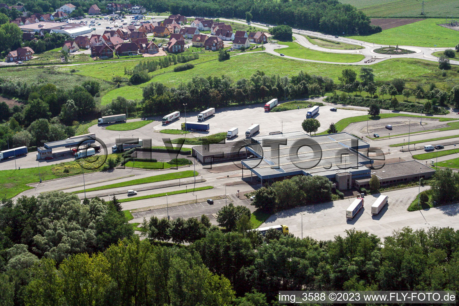 Vue aérienne de Poste frontière de Lauterbourg A35 à Lauterbourg dans le département Bas Rhin, France