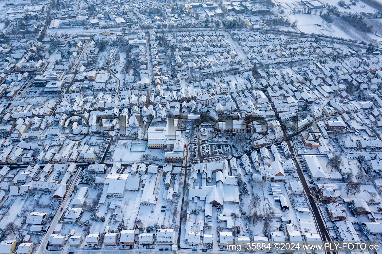 Dans la neige à Kandel dans le département Rhénanie-Palatinat, Allemagne d'en haut