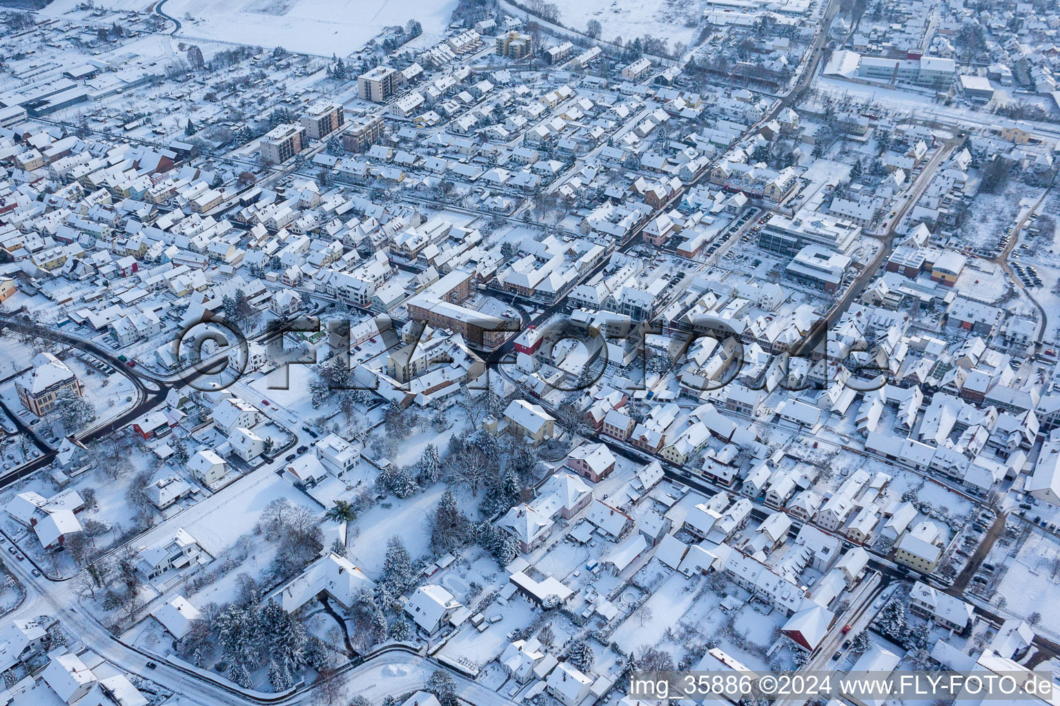 Dans la neige à Kandel dans le département Rhénanie-Palatinat, Allemagne hors des airs