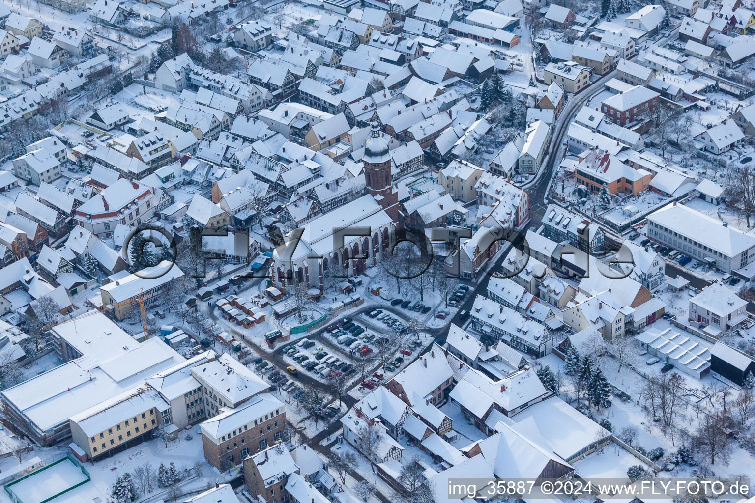 Marché de Noël à Plätzl et autour de l'église Saint-Georges à Kandel dans le département Rhénanie-Palatinat, Allemagne hors des airs