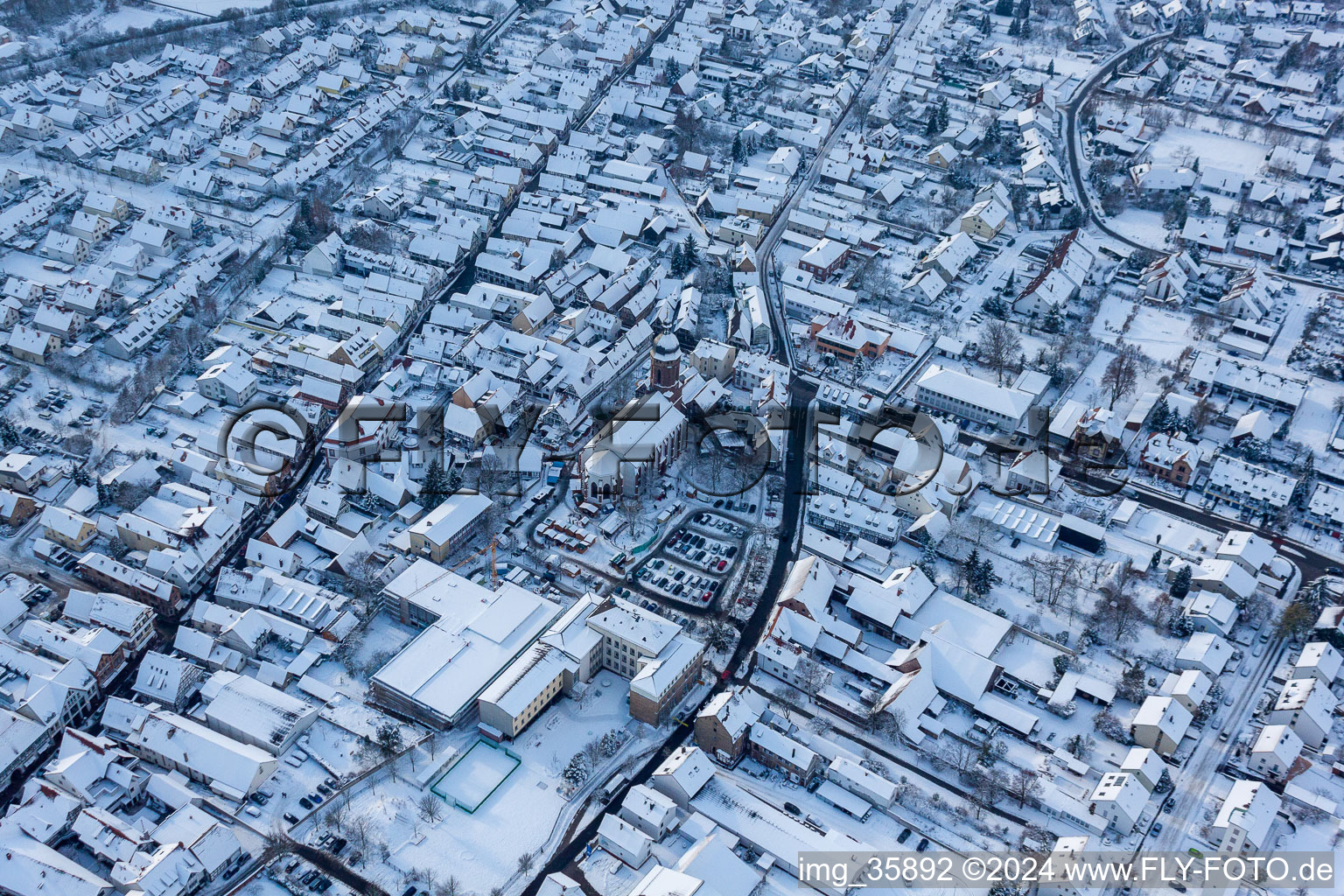 Dans la neige à Kandel dans le département Rhénanie-Palatinat, Allemagne vue d'en haut