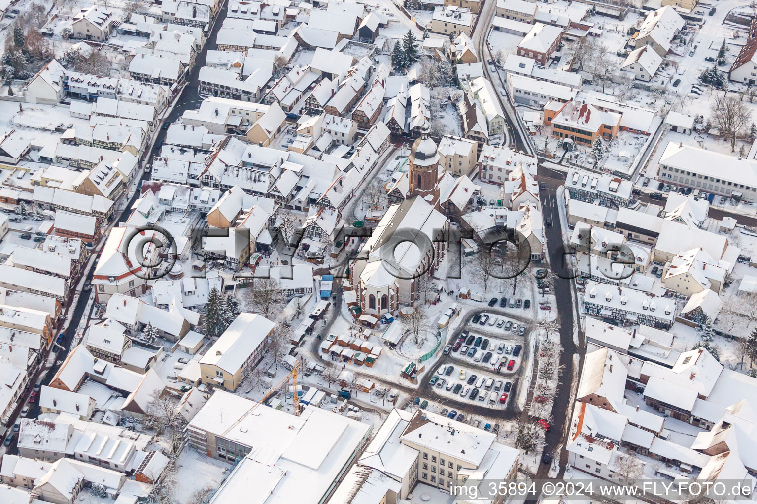 Vue aérienne de L'église Saint-Georges en hiver avec de la neige à Kandel dans le département Rhénanie-Palatinat, Allemagne