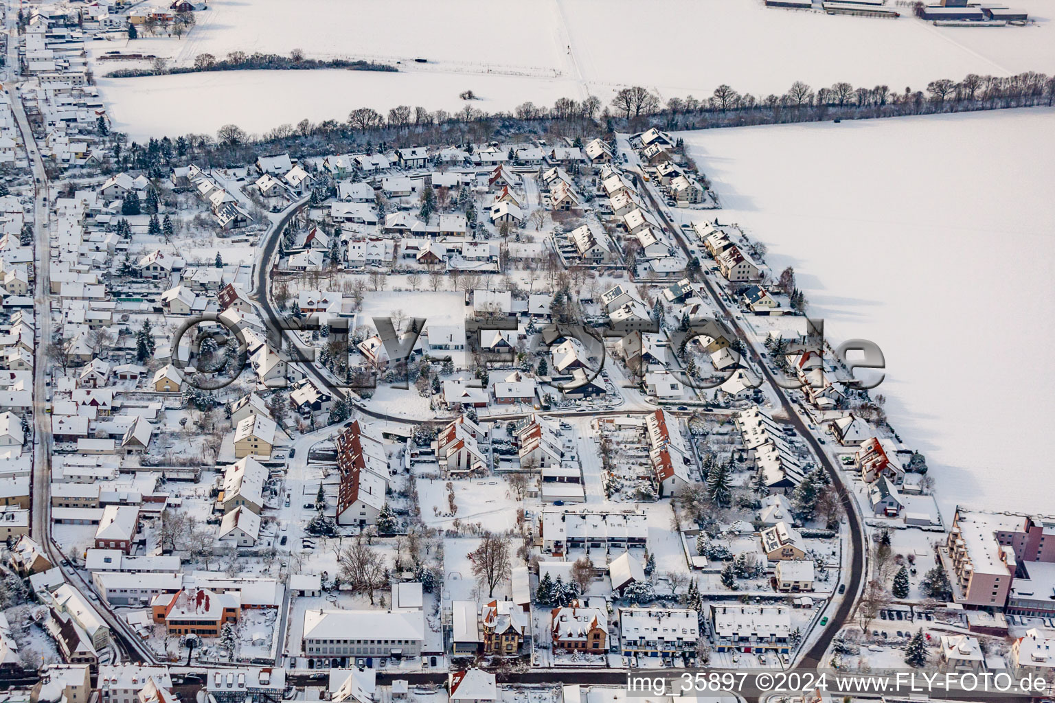 Vue aérienne de Anneau de château dans la neige à Kandel dans le département Rhénanie-Palatinat, Allemagne