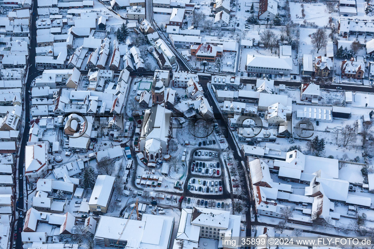 Marché de Noël à Plätzl et autour de l'église Saint-Georges à Kandel dans le département Rhénanie-Palatinat, Allemagne vue d'en haut