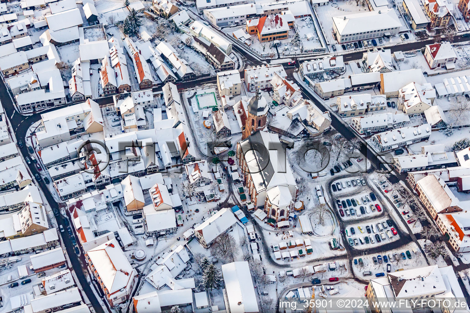 Vue aérienne de L'église Saint-Georges en hiver avec de la neige à Kandel dans le département Rhénanie-Palatinat, Allemagne