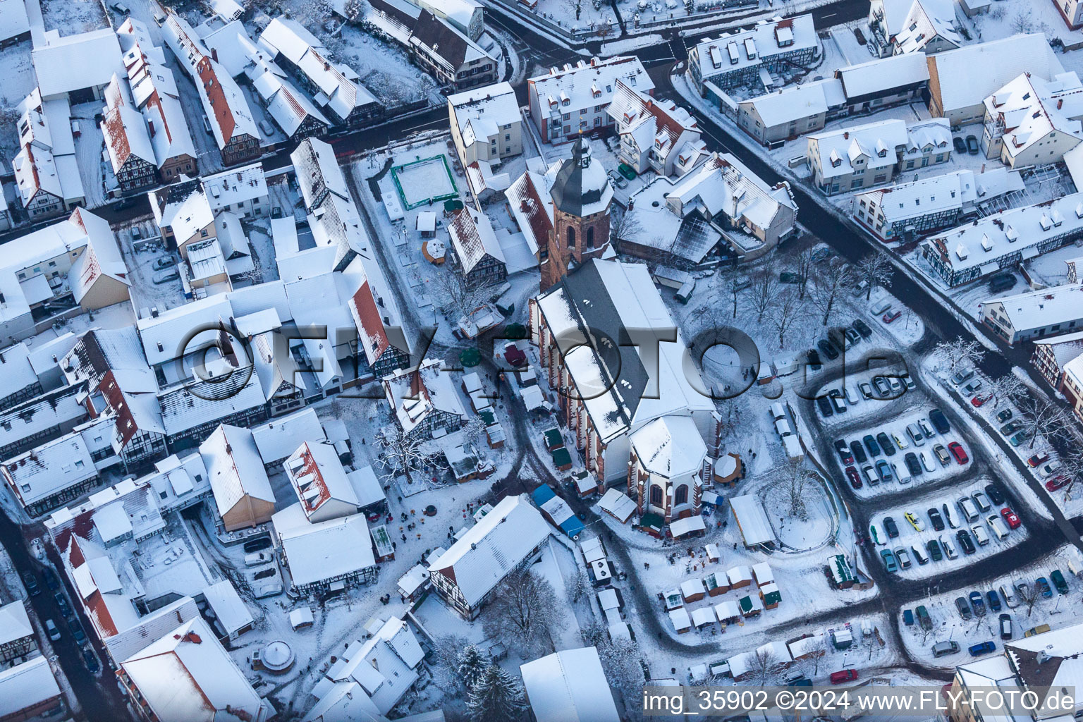 Vue aérienne de Marché de Noël au Plätzl et place du marché à Kandel dans le département Rhénanie-Palatinat, Allemagne