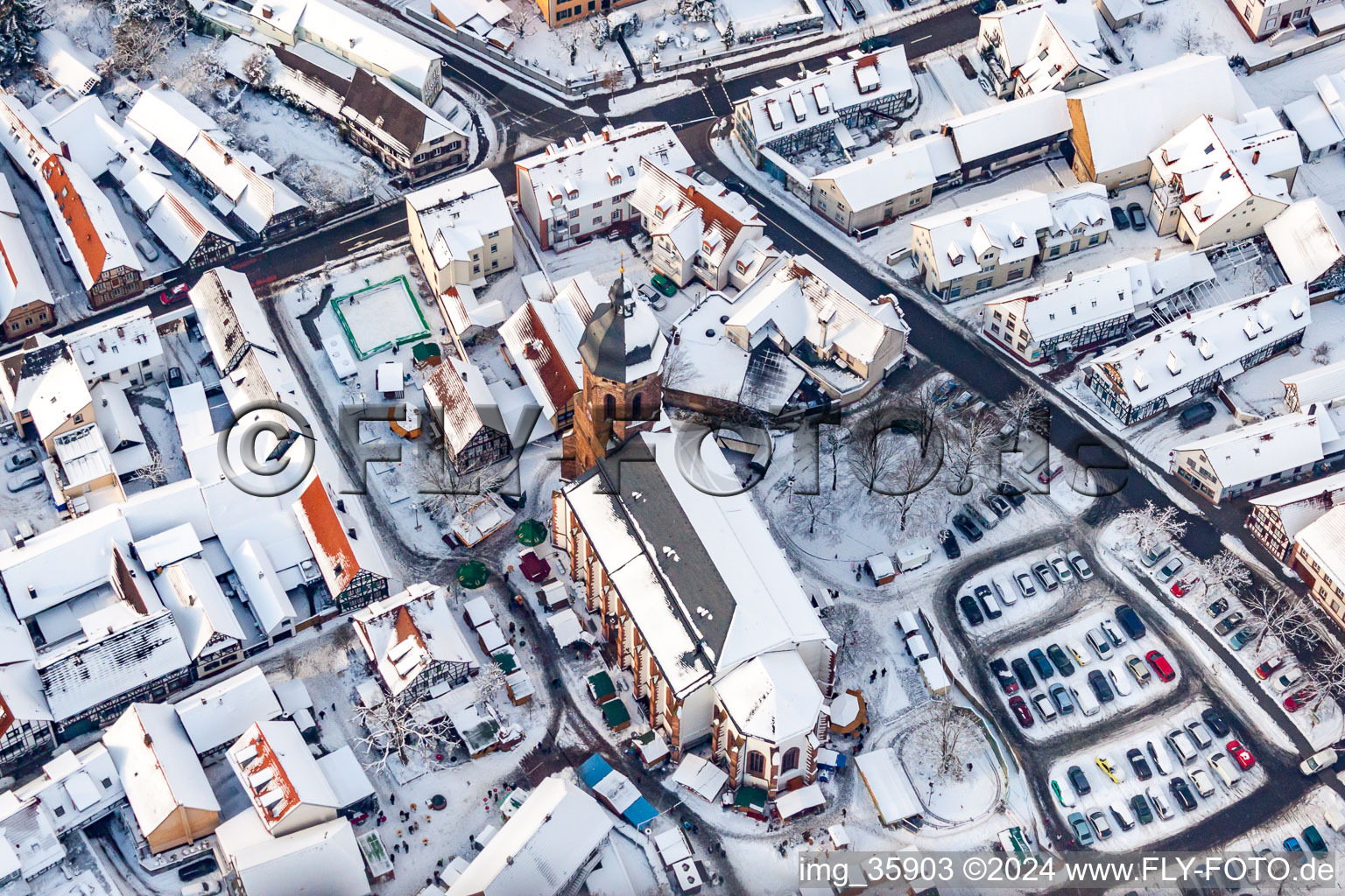 Vue aérienne de Marché de Noël à Plätzl et autour de l'église Saint-Georges sous la neige à Kandel dans le département Rhénanie-Palatinat, Allemagne