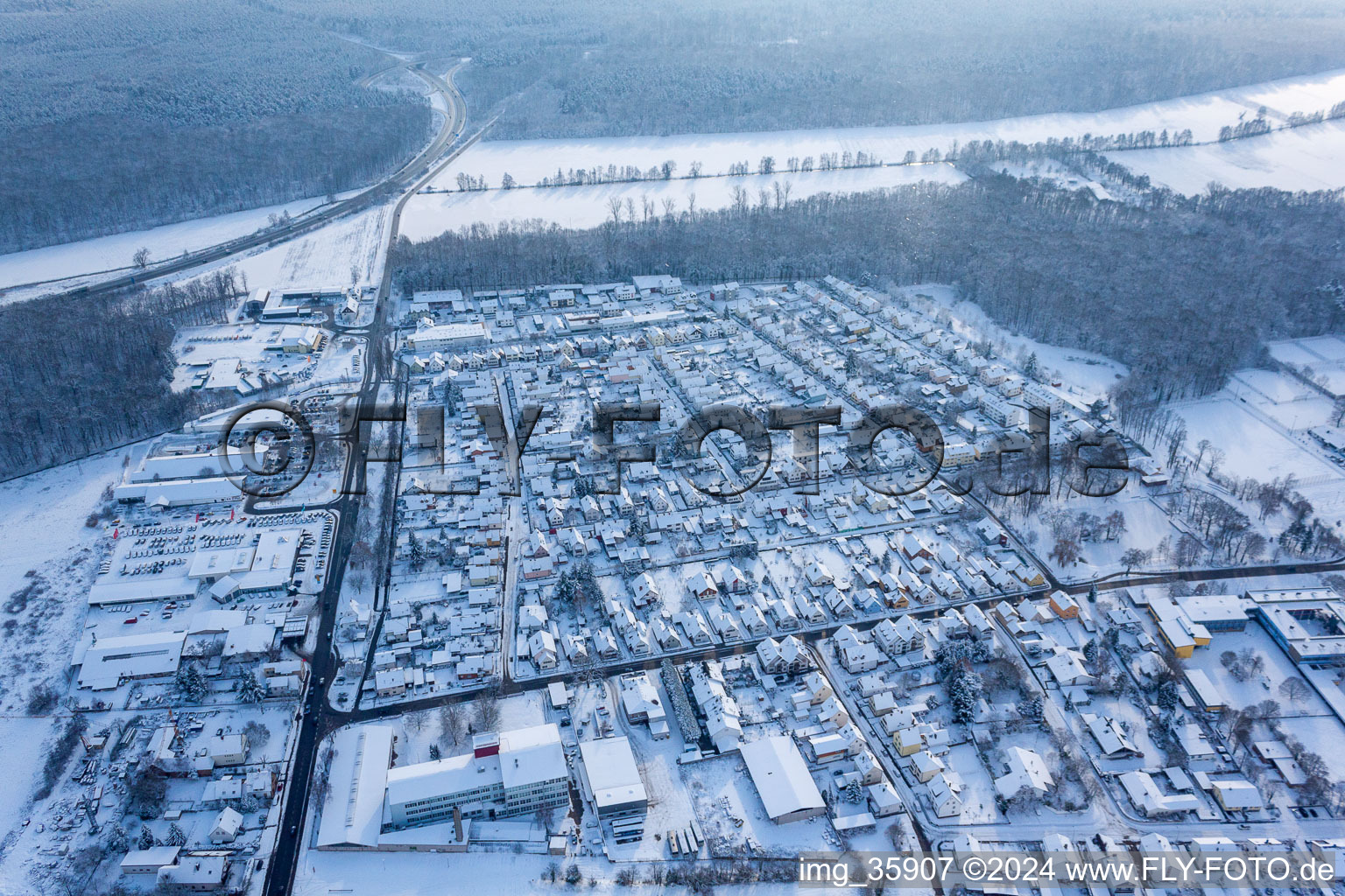 Dans la neige à Kandel dans le département Rhénanie-Palatinat, Allemagne depuis l'avion