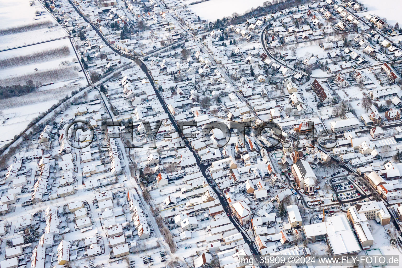 Vue d'oiseau de Dans la neige à Kandel dans le département Rhénanie-Palatinat, Allemagne