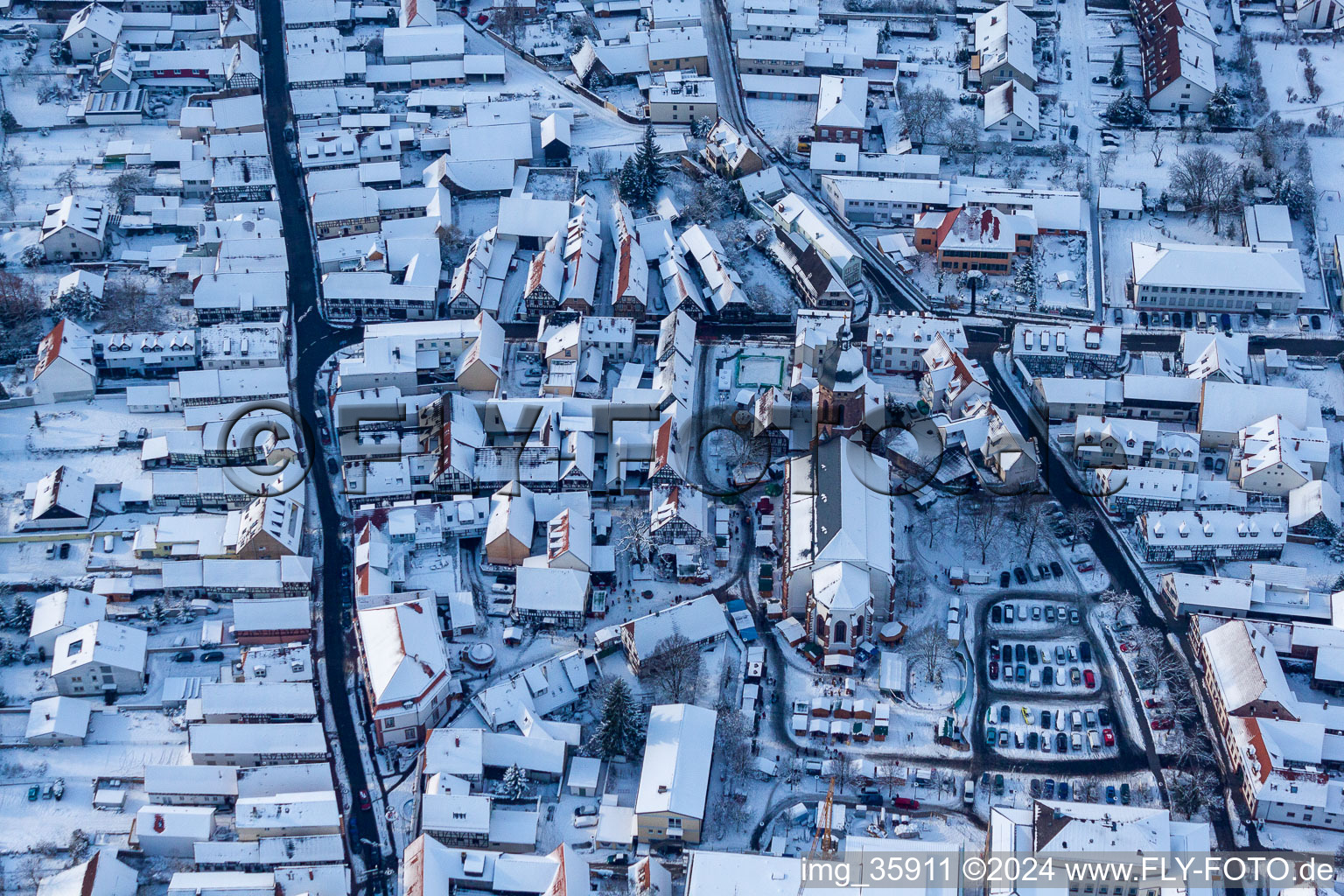 Dans la neige à Kandel dans le département Rhénanie-Palatinat, Allemagne vue du ciel