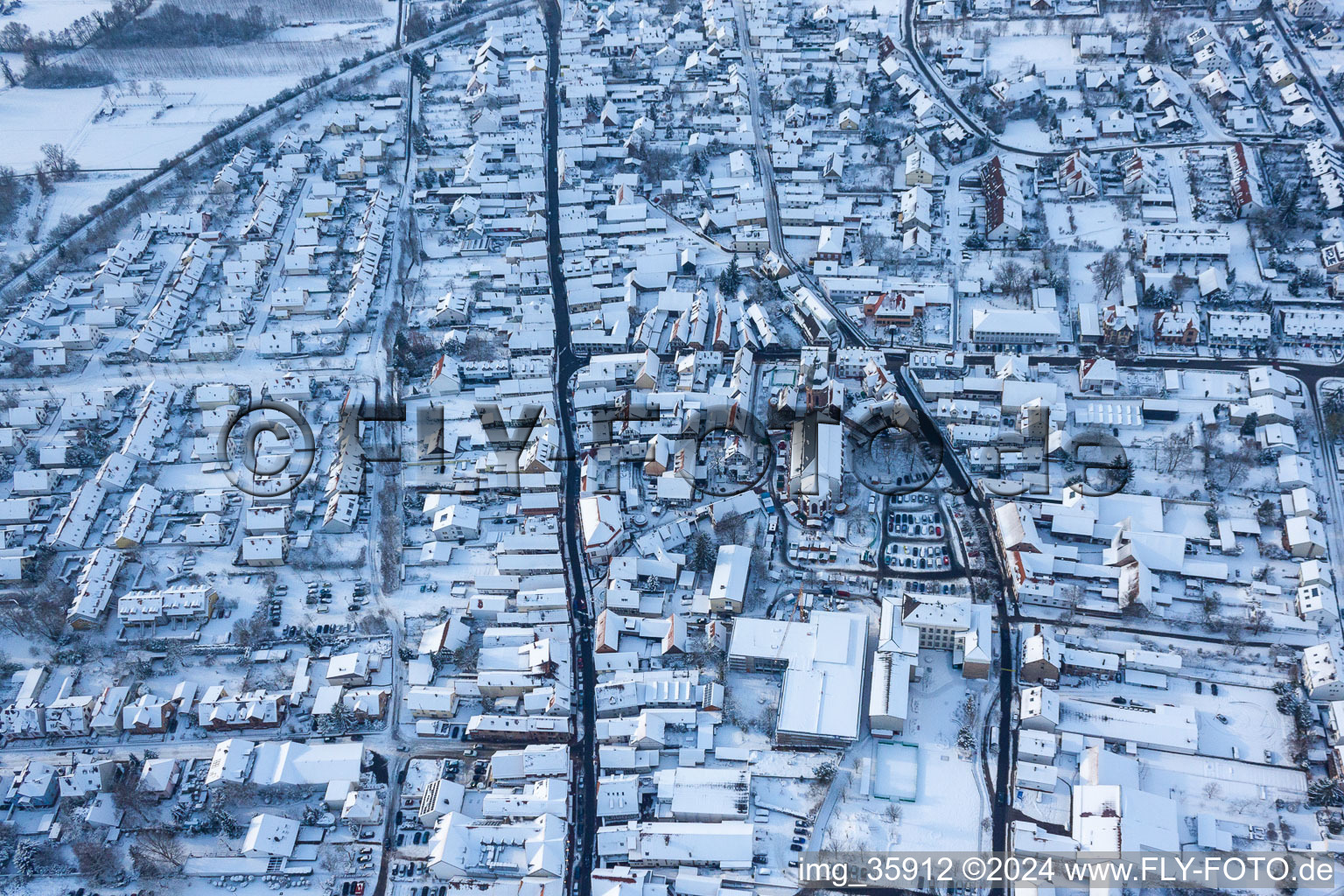 Enregistrement par drone de Dans la neige à Kandel dans le département Rhénanie-Palatinat, Allemagne