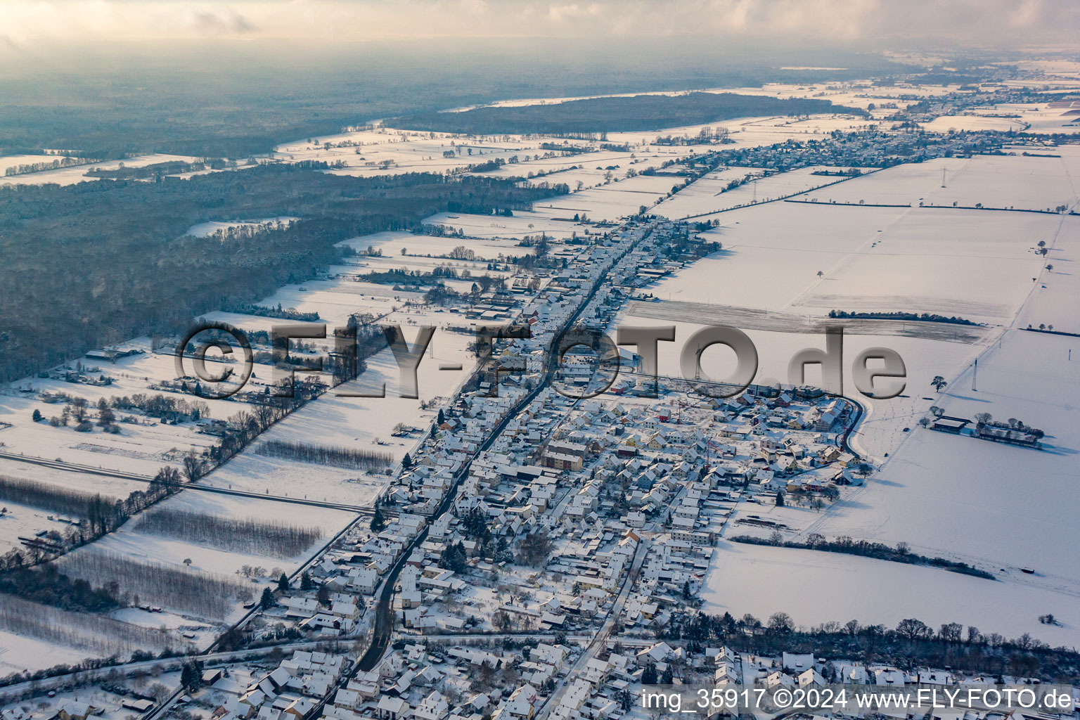 Vue aérienne de Saarstrasse en hiver avec de la neige à Kandel dans le département Rhénanie-Palatinat, Allemagne