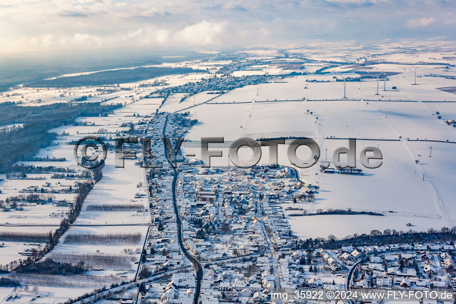 Vue oblique de Saarstrasse en hiver avec de la neige à Kandel dans le département Rhénanie-Palatinat, Allemagne