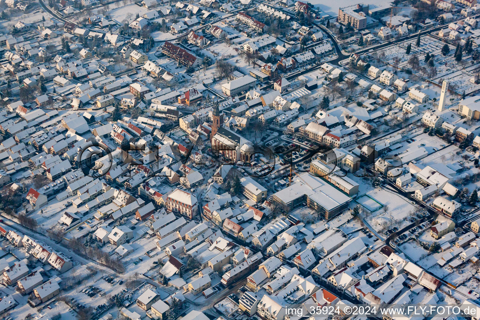 Vue aérienne de Marché de Noël à Plätzl et autour de l'église Saint-Georges sous la neige à Kandel dans le département Rhénanie-Palatinat, Allemagne