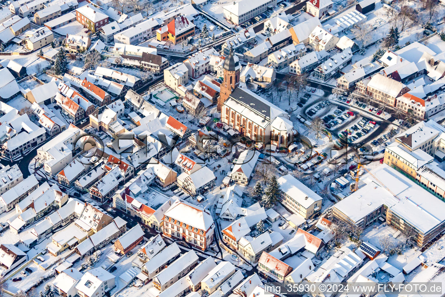 Photographie aérienne de Marché de Noël à Plätzl et autour de l'église Saint-Georges sous la neige à Kandel dans le département Rhénanie-Palatinat, Allemagne