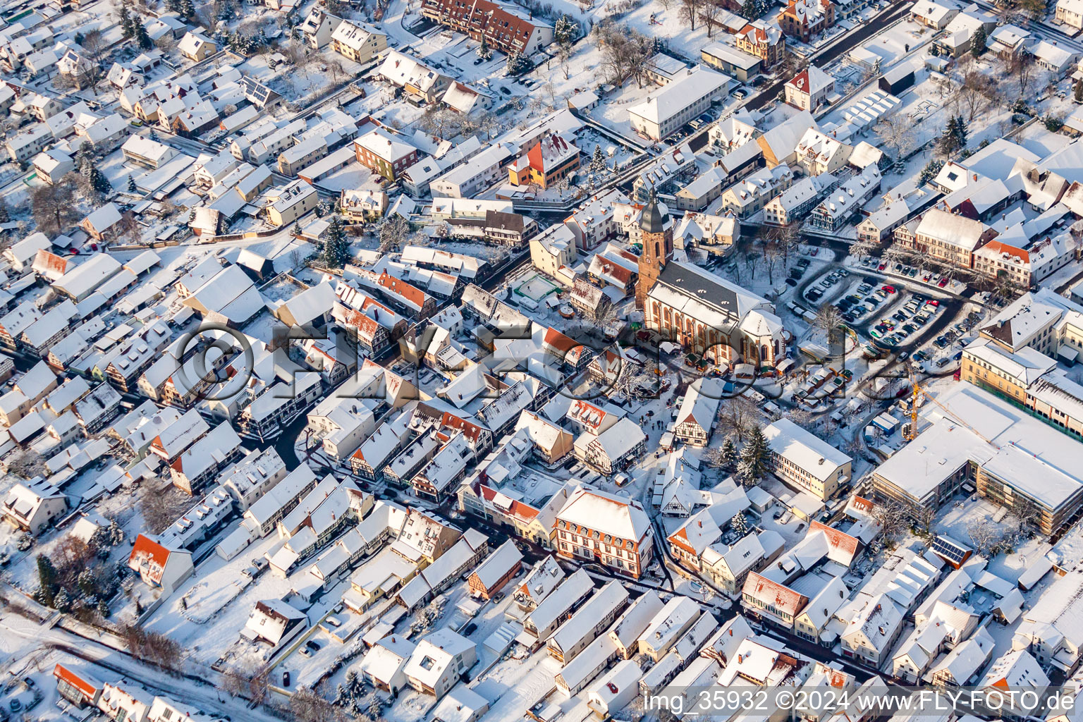 Vue aérienne de Rue principale en hiver avec de la neige à Kandel dans le département Rhénanie-Palatinat, Allemagne