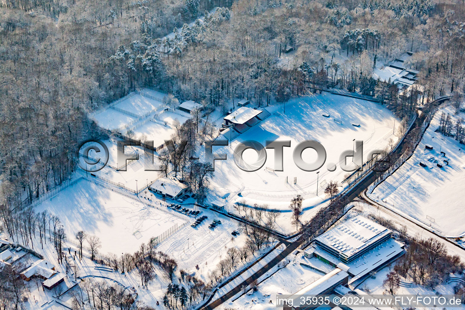 Vue aérienne de Bienwaldstadion en hiver avec de la neige à Kandel dans le département Rhénanie-Palatinat, Allemagne