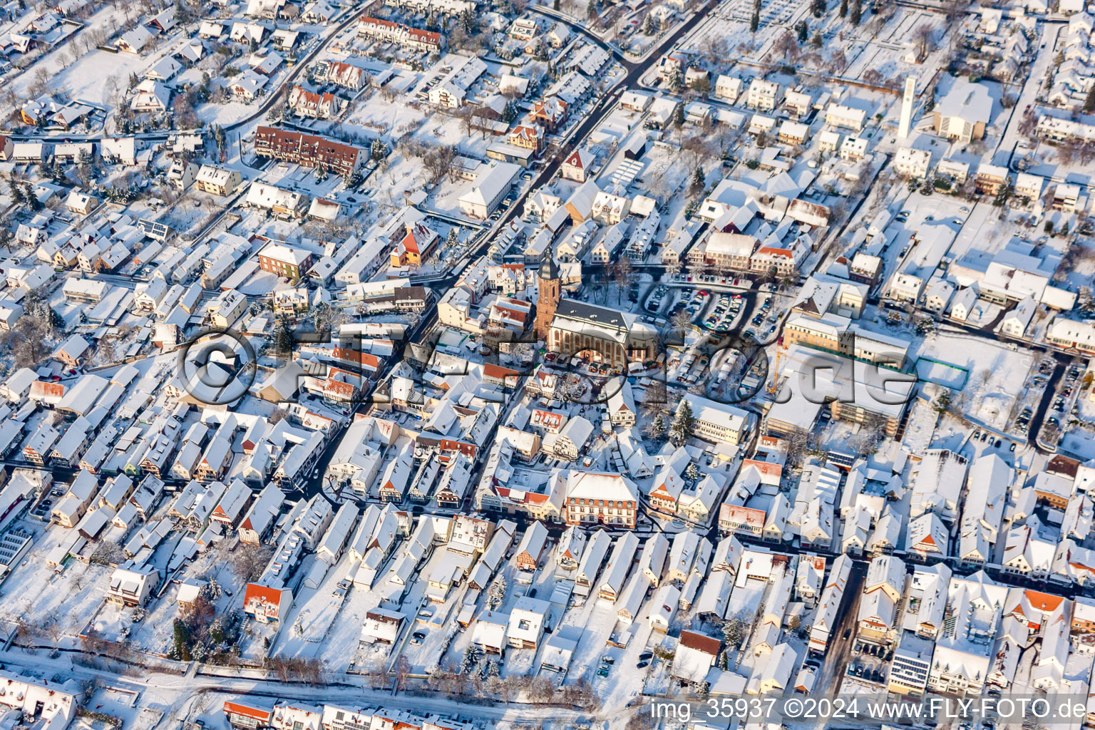 Vue aérienne de Rue principale en hiver avec de la neige à Kandel dans le département Rhénanie-Palatinat, Allemagne