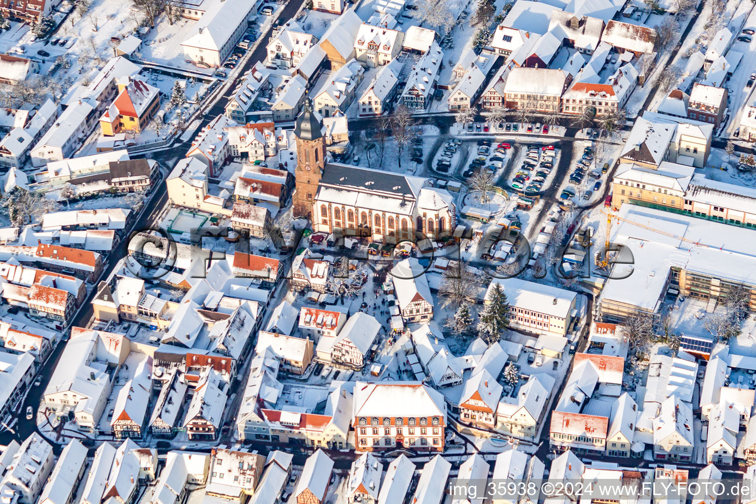 Vue oblique de Marché de Noël à Plätzl et autour de l'église Saint-Georges sous la neige à Kandel dans le département Rhénanie-Palatinat, Allemagne