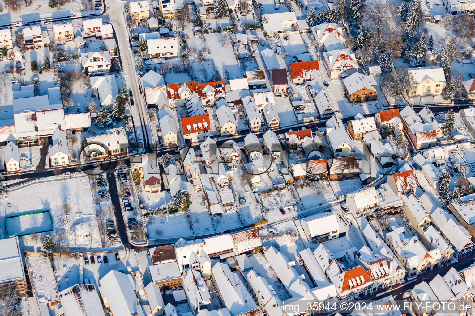 Vue aérienne de Rue du marché en hiver avec de la neige à Kandel dans le département Rhénanie-Palatinat, Allemagne