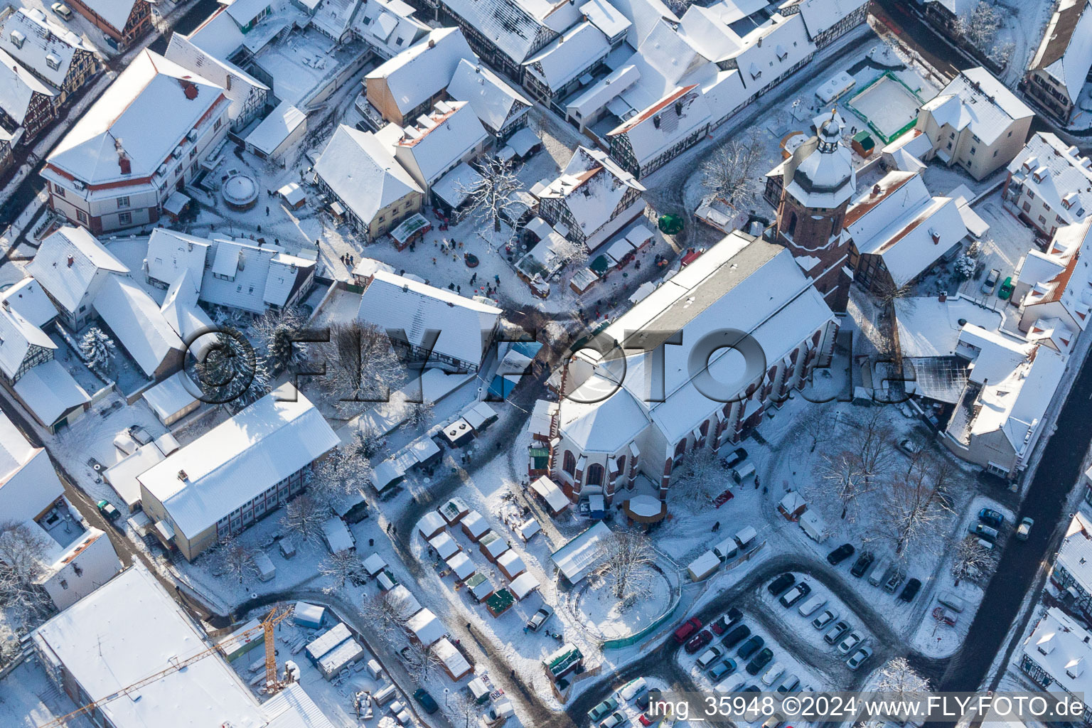 Vue aérienne de Vue aérienne hivernale de la zone événementielle du marché de Noël "Kandeler Christkindl-Markt" et des cabanes de vente et des étals sur la place du marché autour de l'église Saint-Georges à Kandel dans le département Rhénanie-Palatinat, Allemagne