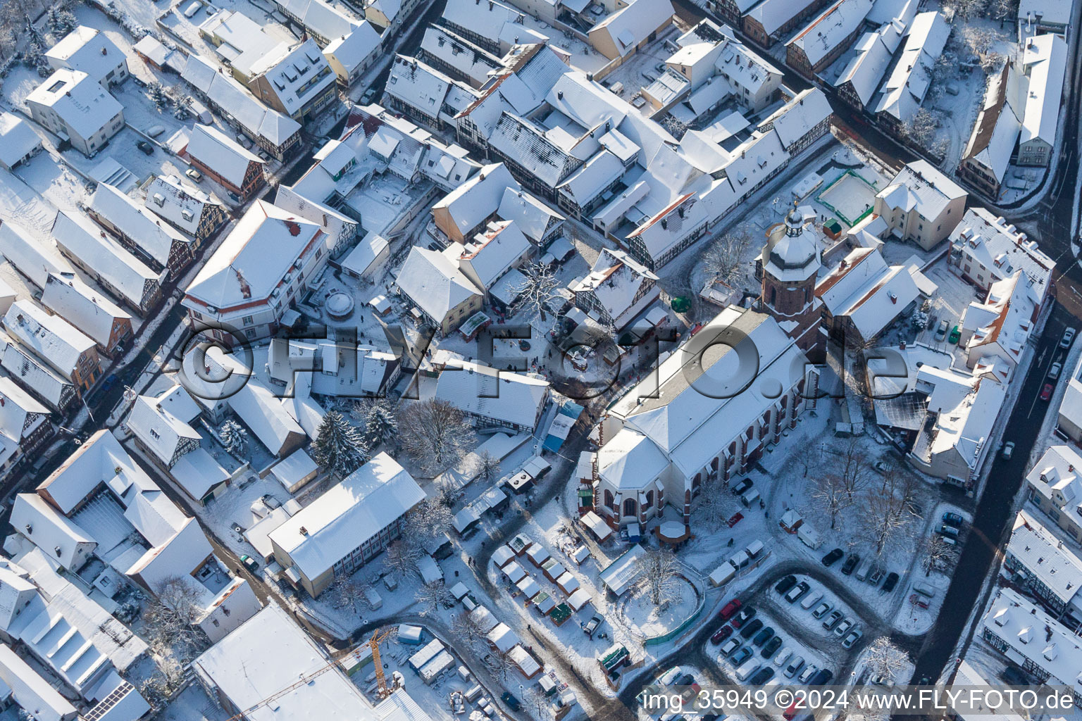 Vue aérienne de Marché de Noël autour de l'église Saint-Georges à Kandel dans le département Rhénanie-Palatinat, Allemagne