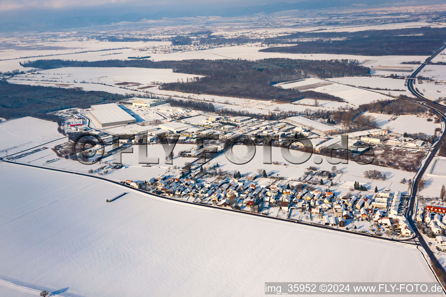 Vue aérienne de En hiver quand il y a de la neige à le quartier Minderslachen in Kandel dans le département Rhénanie-Palatinat, Allemagne