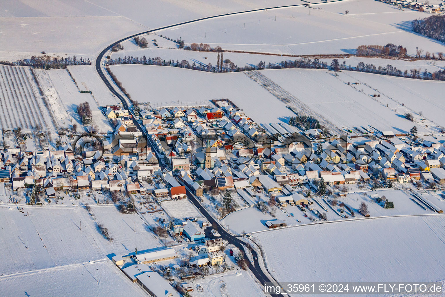 Vue aérienne de Du sud-ouest en hiver quand il y a de la neige à Erlenbach bei Kandel dans le département Rhénanie-Palatinat, Allemagne