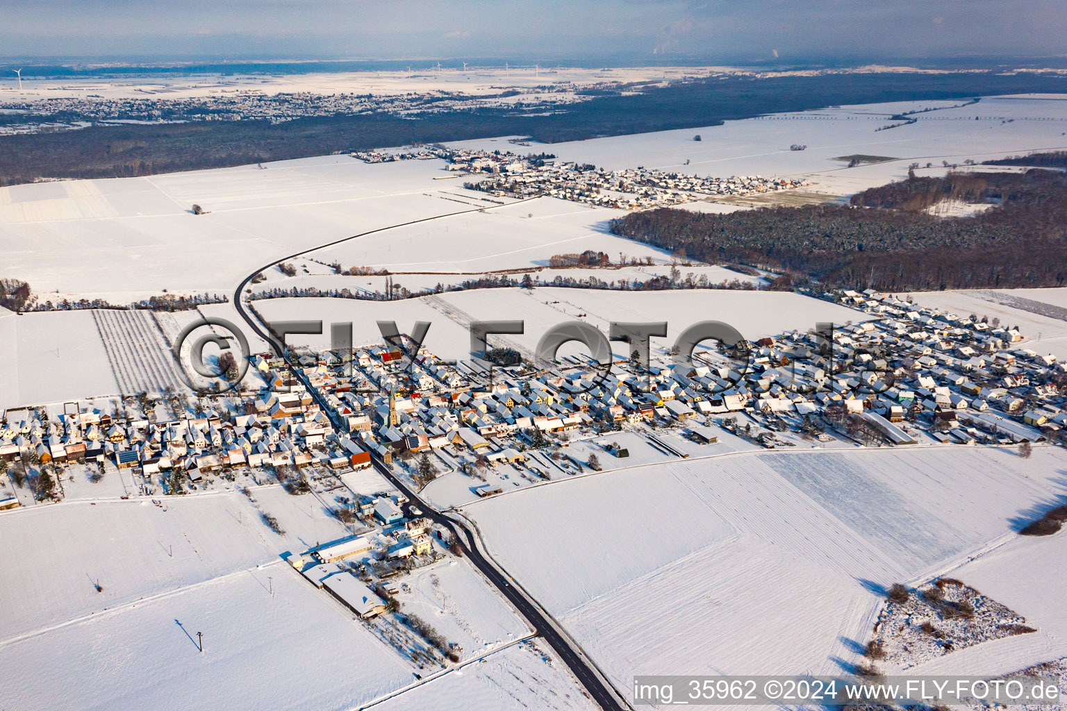 Vue aérienne de Du sud-ouest en hiver quand il y a de la neige à Erlenbach bei Kandel dans le département Rhénanie-Palatinat, Allemagne