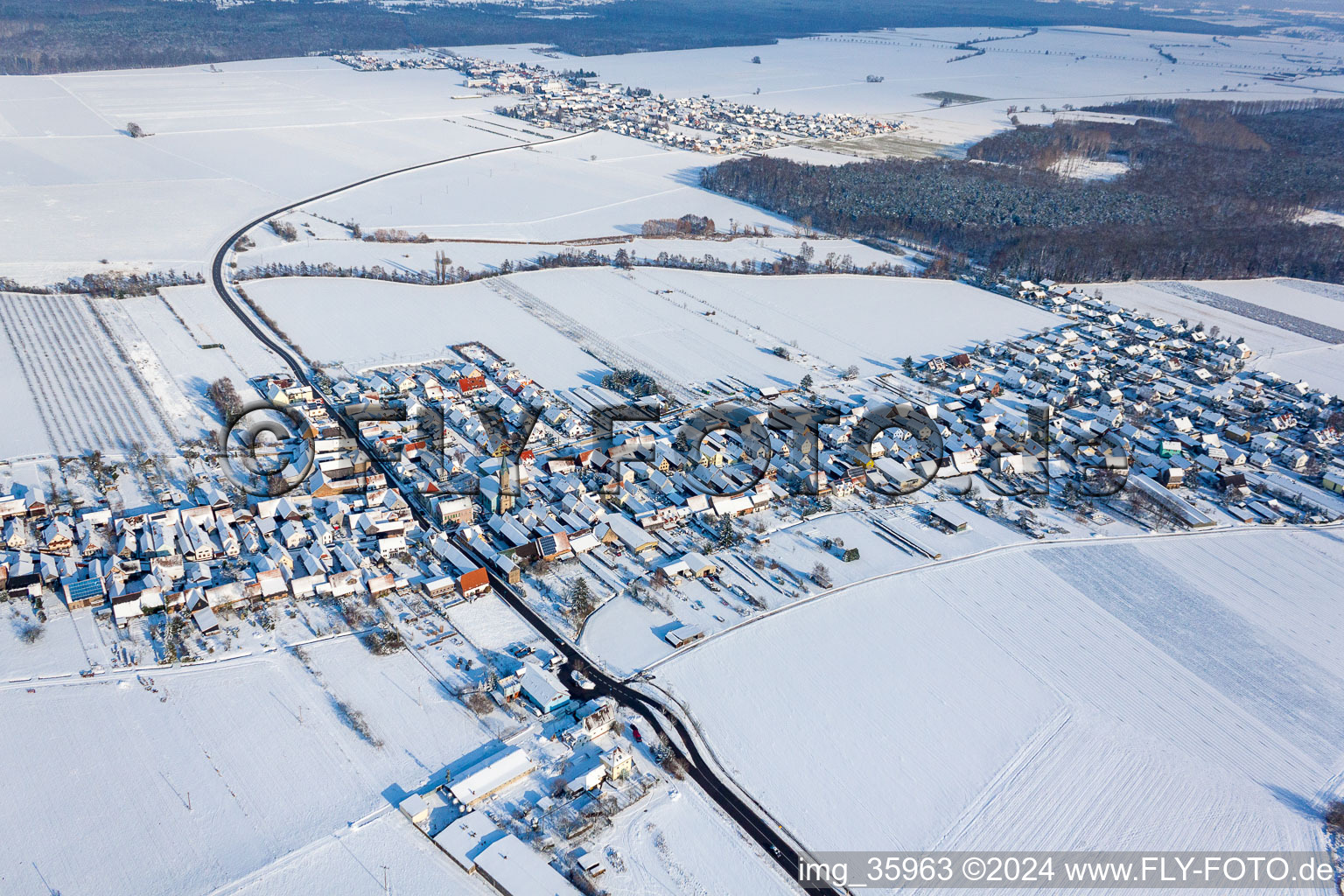 Vue aérienne de Village enneigé d'hiver - vue à Erlenbach bei Kandel dans le département Rhénanie-Palatinat, Allemagne