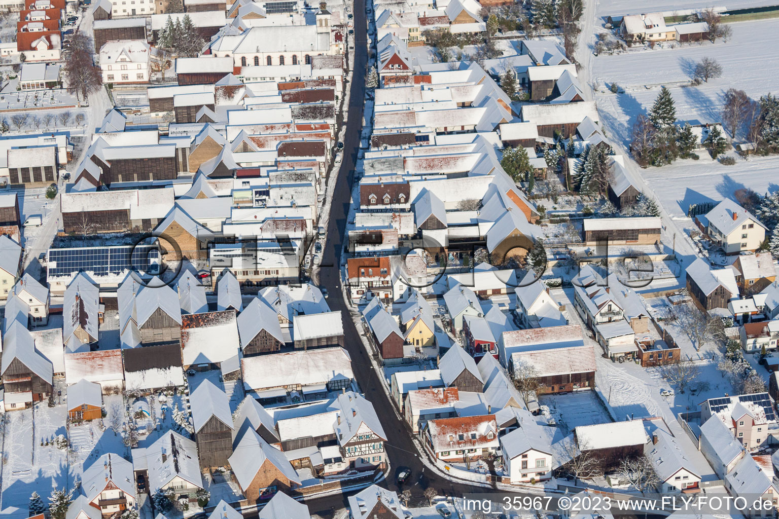 Vue aérienne de En hiver/neige à le quartier Hayna in Herxheim bei Landau dans le département Rhénanie-Palatinat, Allemagne