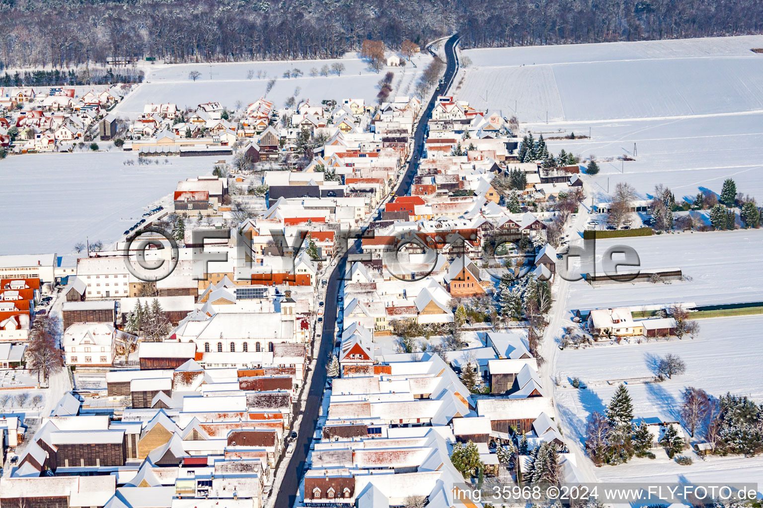 Vue aérienne de En hiver quand il y a de la neige à le quartier Hayna in Herxheim bei Landau dans le département Rhénanie-Palatinat, Allemagne