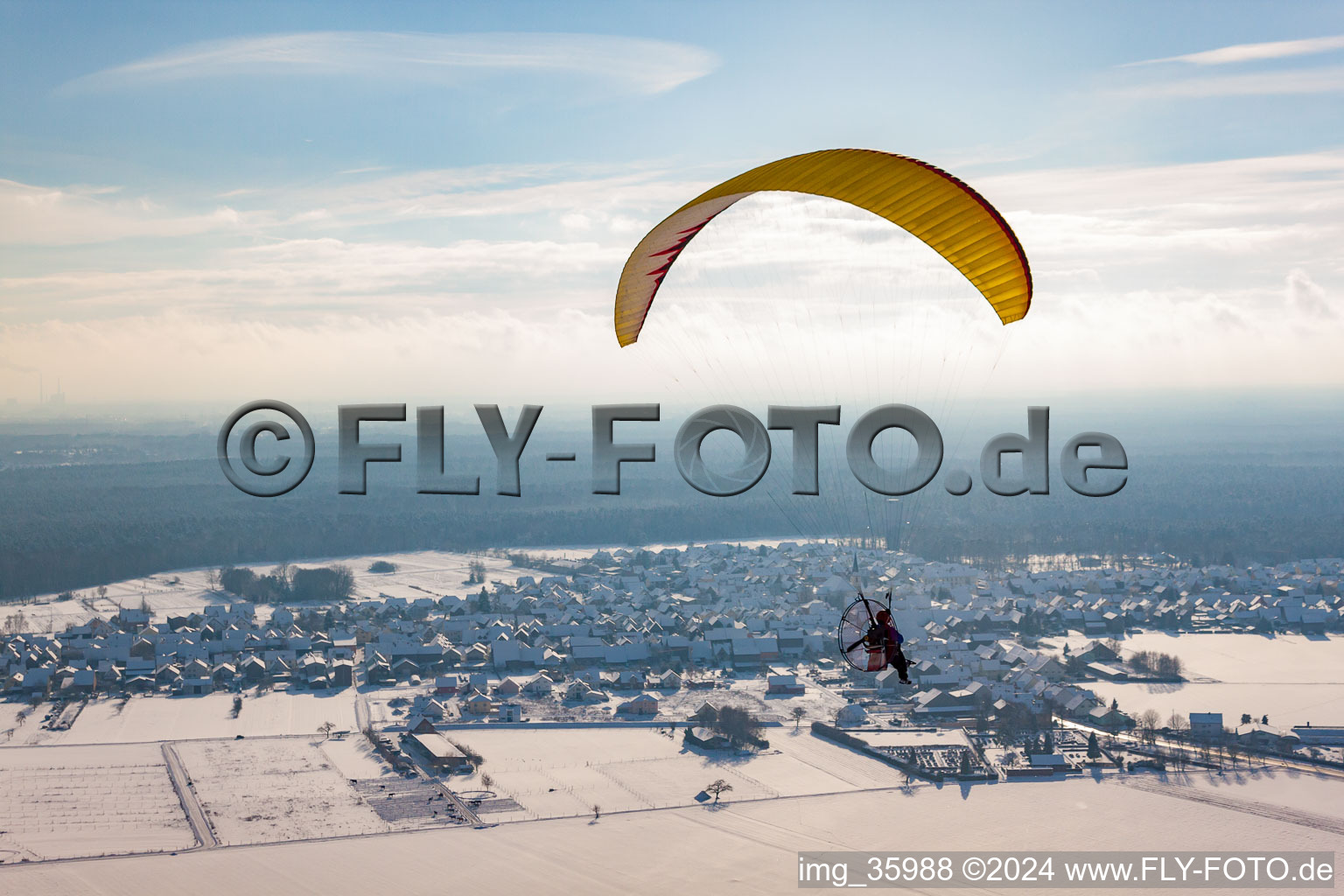 Vue aérienne de Parapente motorisé survolant le village enneigé Hatzenbühl à Hatzenbühl dans le département Rhénanie-Palatinat, Allemagne