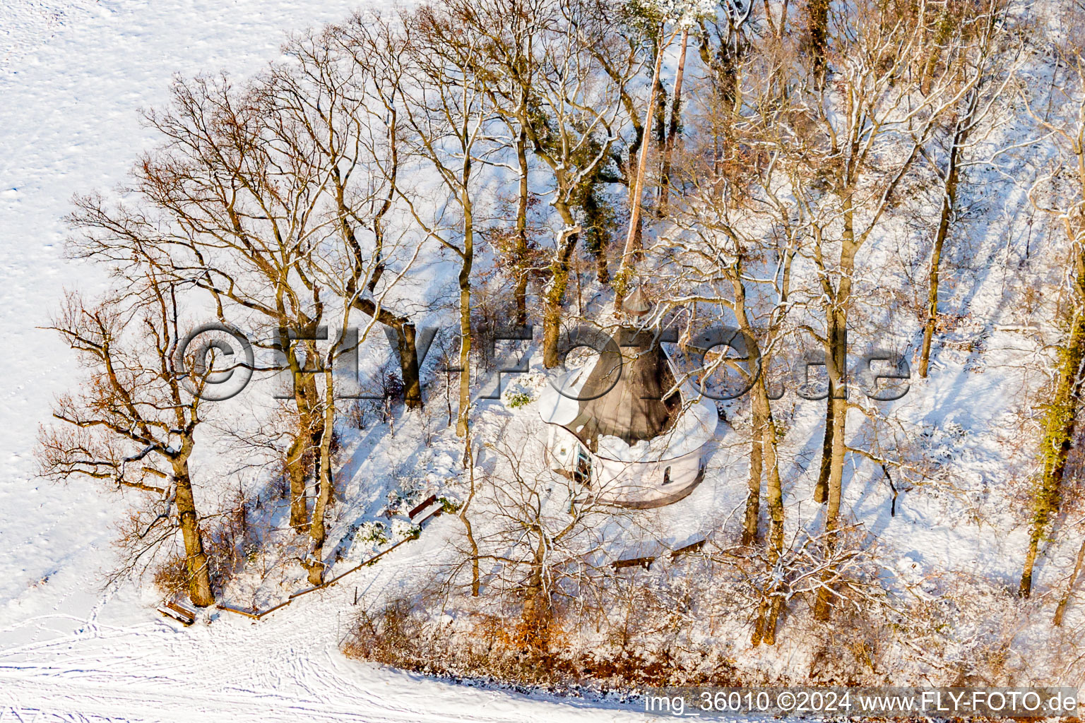 Vue aérienne de Lady Chapel en hiver avec de la neige à le quartier Hayna in Herxheim bei Landau dans le département Rhénanie-Palatinat, Allemagne