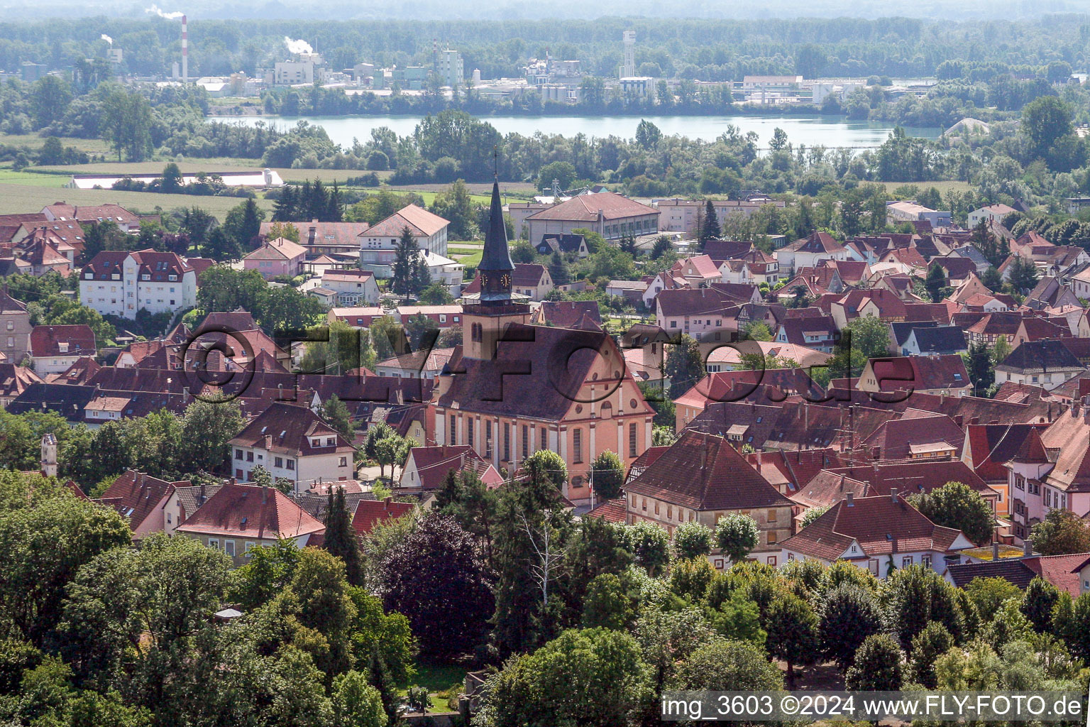 Vue aérienne de Église de la Trinité de Lauterbourg dans le centre ancien du centre-ville à le quartier Neulauterburg in Lauterbourg dans le département Bas Rhin, France