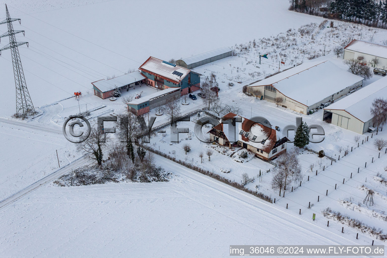 Schosberghof à Minfeld dans le département Rhénanie-Palatinat, Allemagne vu d'un drone