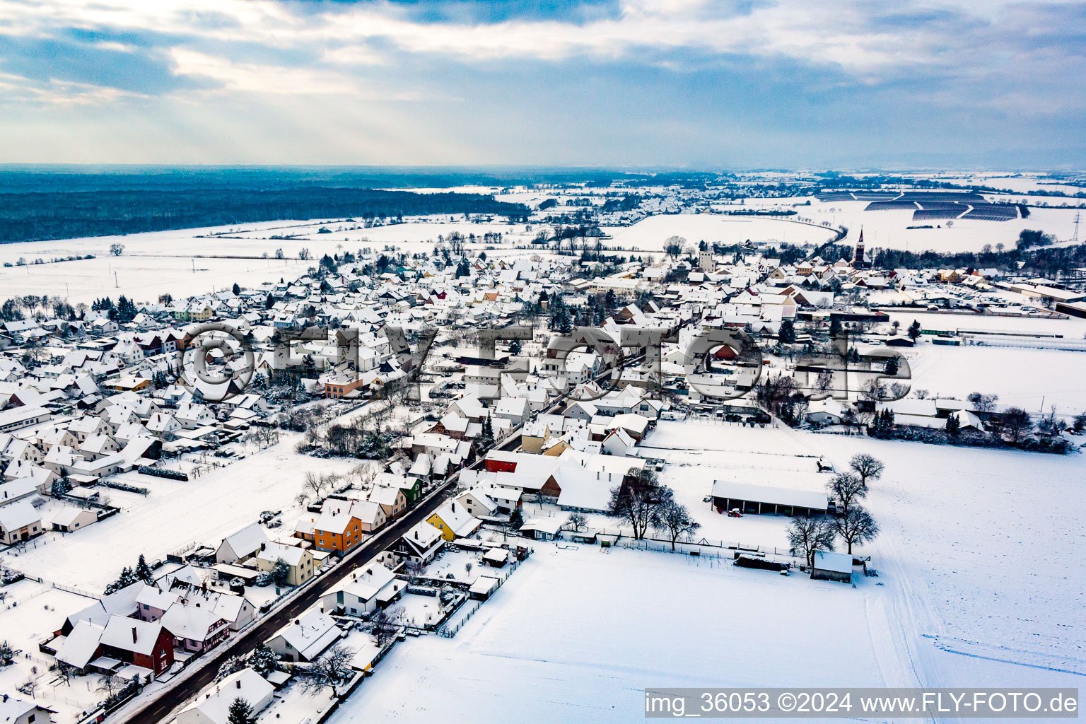 Vue aérienne de En hiver quand il y a de la neige à Minfeld dans le département Rhénanie-Palatinat, Allemagne