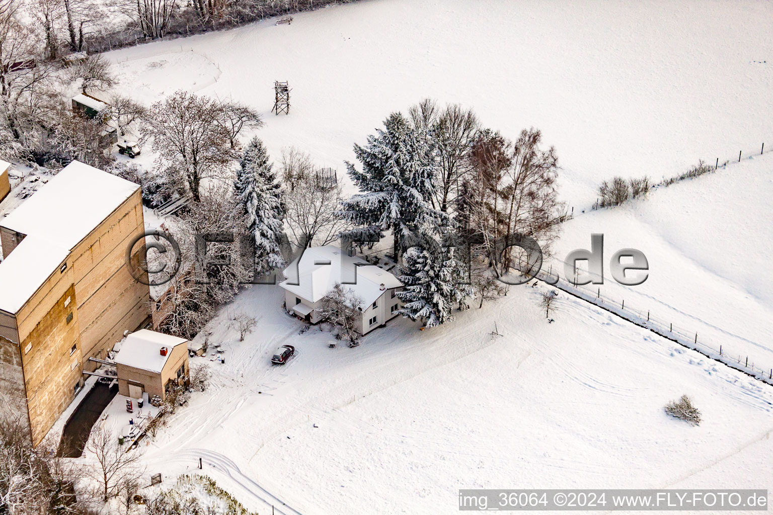 Vue aérienne de Hardtmühle en hiver avec de la neige à Kandel dans le département Rhénanie-Palatinat, Allemagne