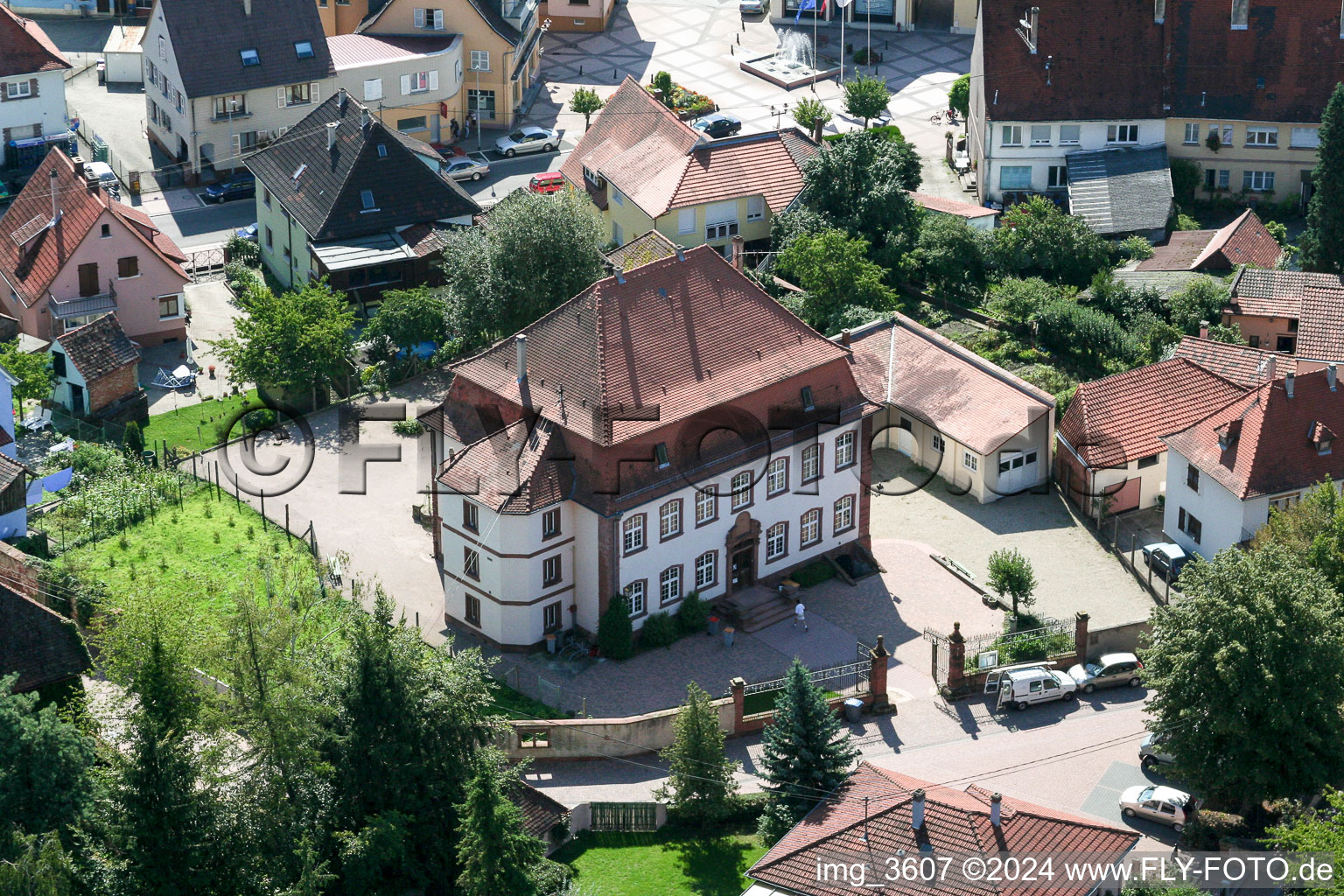 Vue aérienne de Centre Jeunesse Accueil Jeunesse Et Culture Mjc à le quartier Neulauterburg in Lauterbourg dans le département Bas Rhin, France