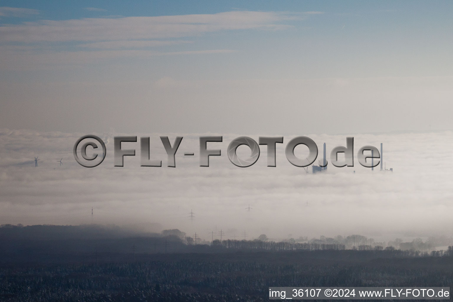 Vue aérienne de ENBW dans le brouillard à le quartier Rheinhafen in Karlsruhe dans le département Bade-Wurtemberg, Allemagne