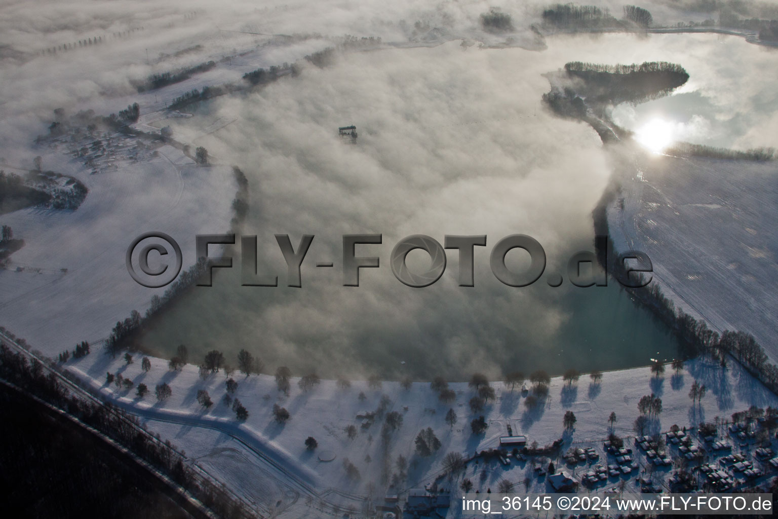 Vue aérienne de Zones riveraines de la zone lacustre du Bassin des Mouettes enneigé en hiver à Lauterbourg dans le département Bas Rhin, France