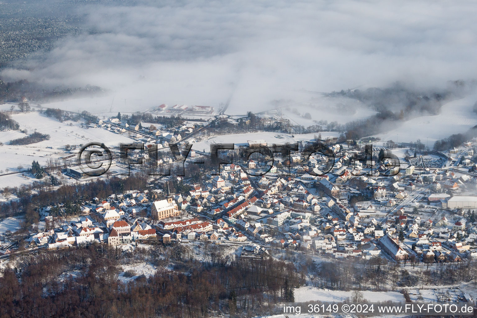 Vue aérienne de Vue hivernale enneigée des rues et des maisons des zones résidentielles à le quartier Neulauterburg in Lauterbourg dans le département Bas Rhin, France