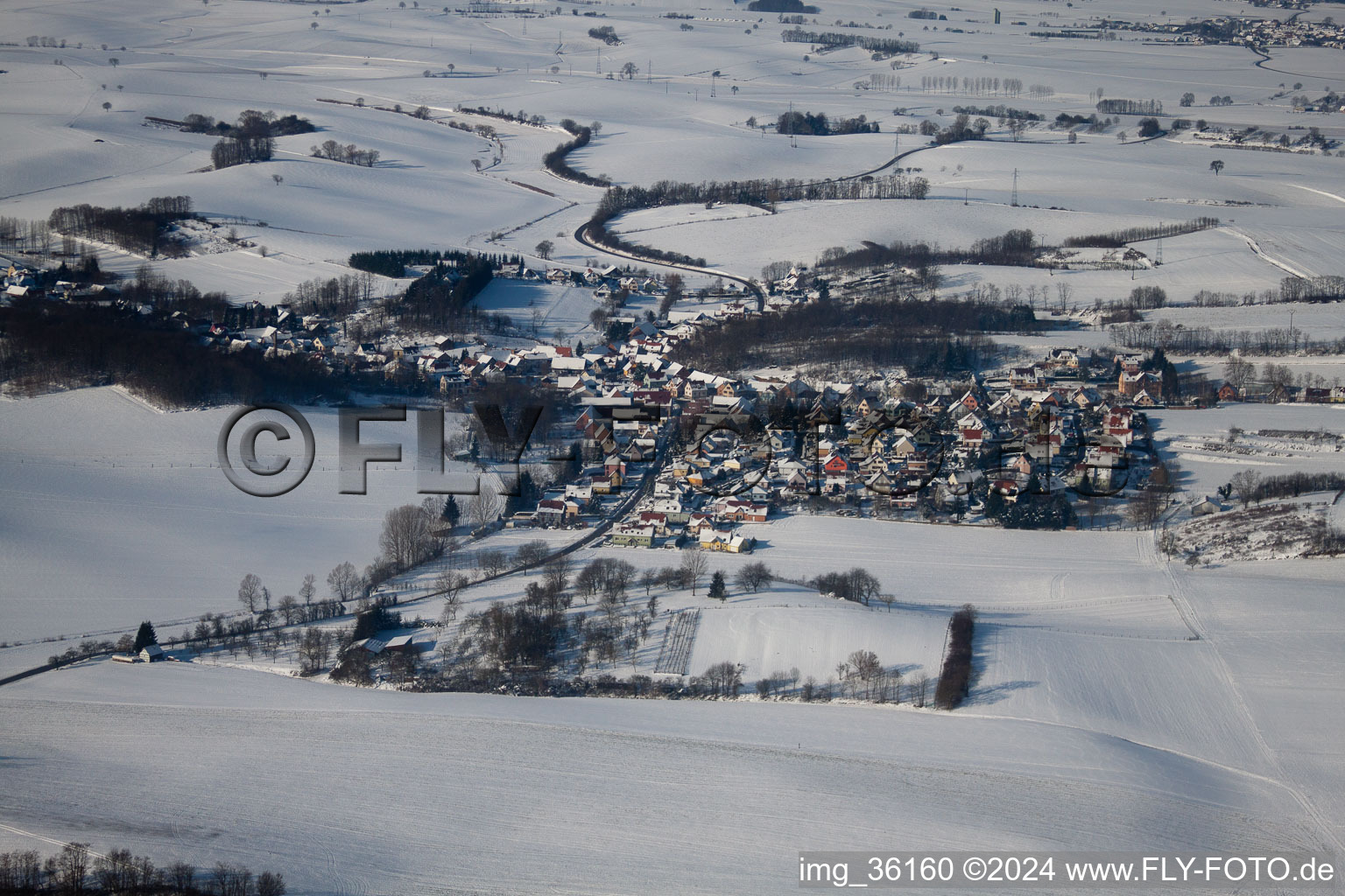 Vue aérienne de En hiver quand il y a de la neige à Neewiller-près-Lauterbourg dans le département Bas Rhin, France