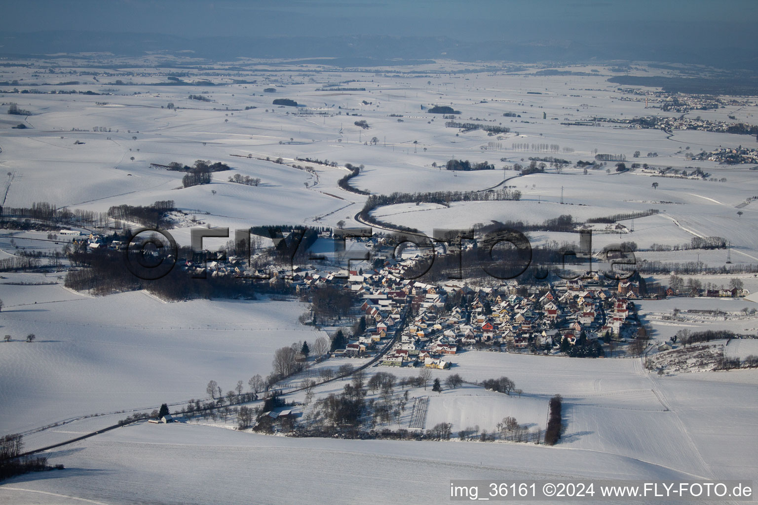 Vue aérienne de En hiver quand il y a de la neige à Neewiller-près-Lauterbourg dans le département Bas Rhin, France