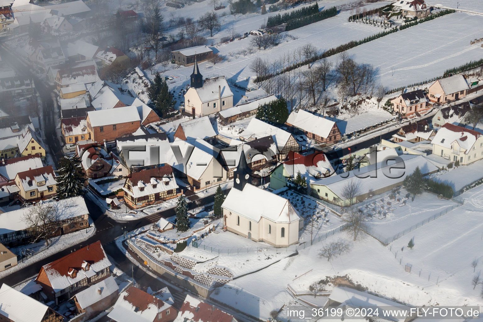 Vue aérienne de Église protestante de Wintzenbach enneigée en hiver à Wintzenbach dans le département Bas Rhin, France