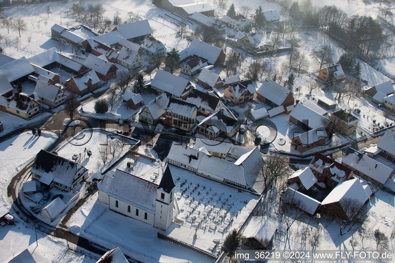 Photographie aérienne de Bâtiments d'église enneigés en hiver au centre du village à Eberbach-Seltz dans le département Bas Rhin, France