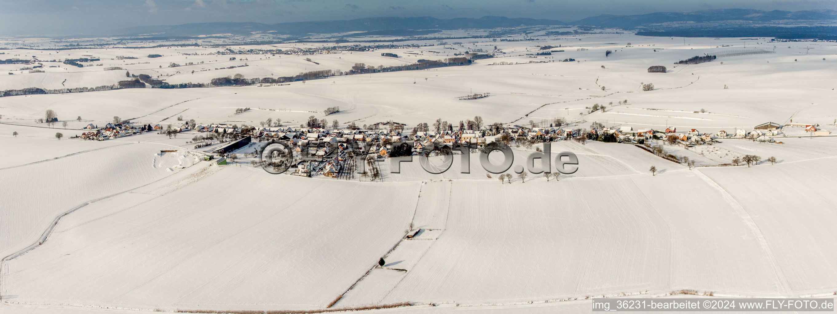 Vue aérienne de Perspective panoramique enneigée d'hiver sur les champs agricoles et les terres agricoles à Siegen dans le département Bas Rhin, France