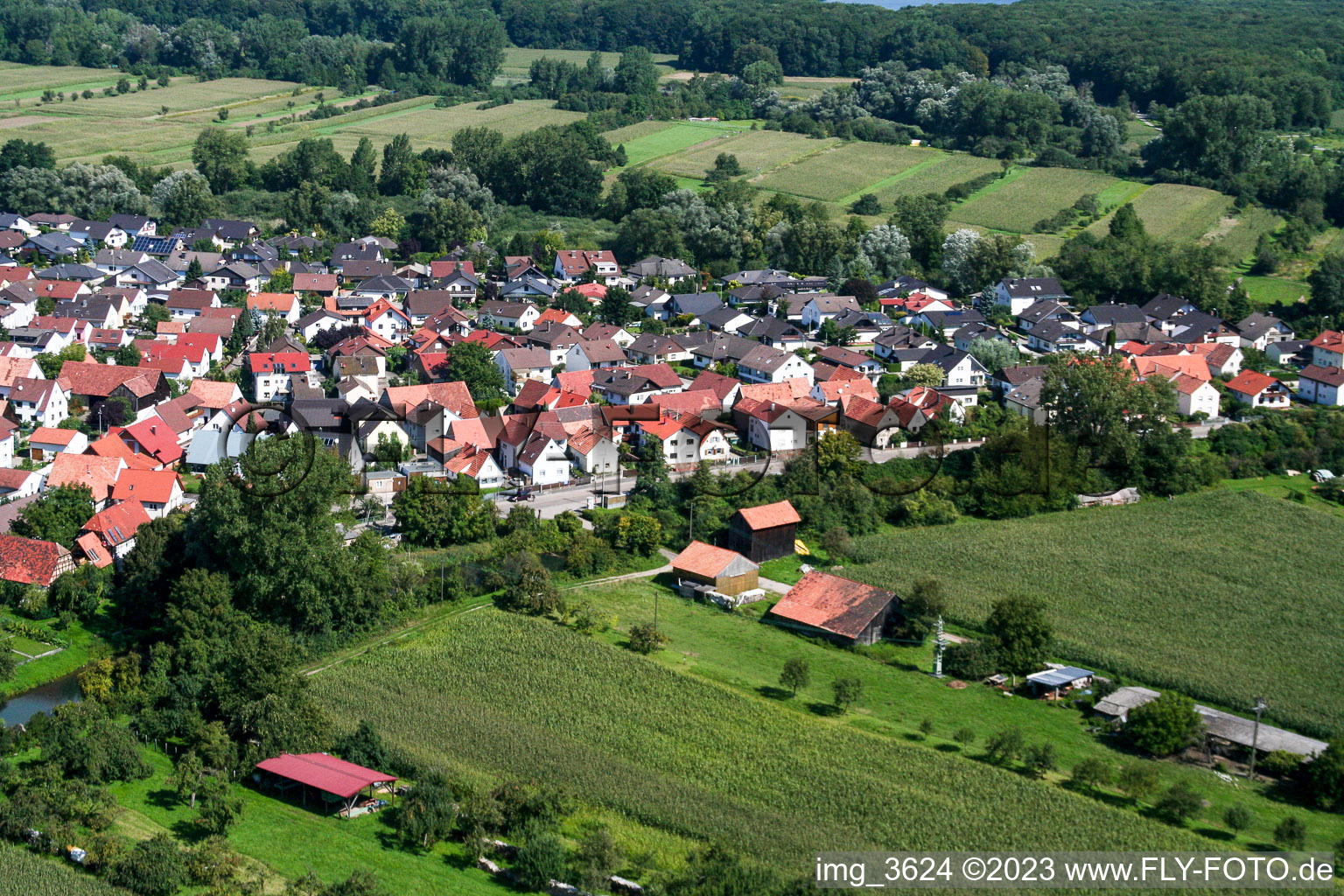 Neuburg dans le département Rhénanie-Palatinat, Allemagne du point de vue du drone